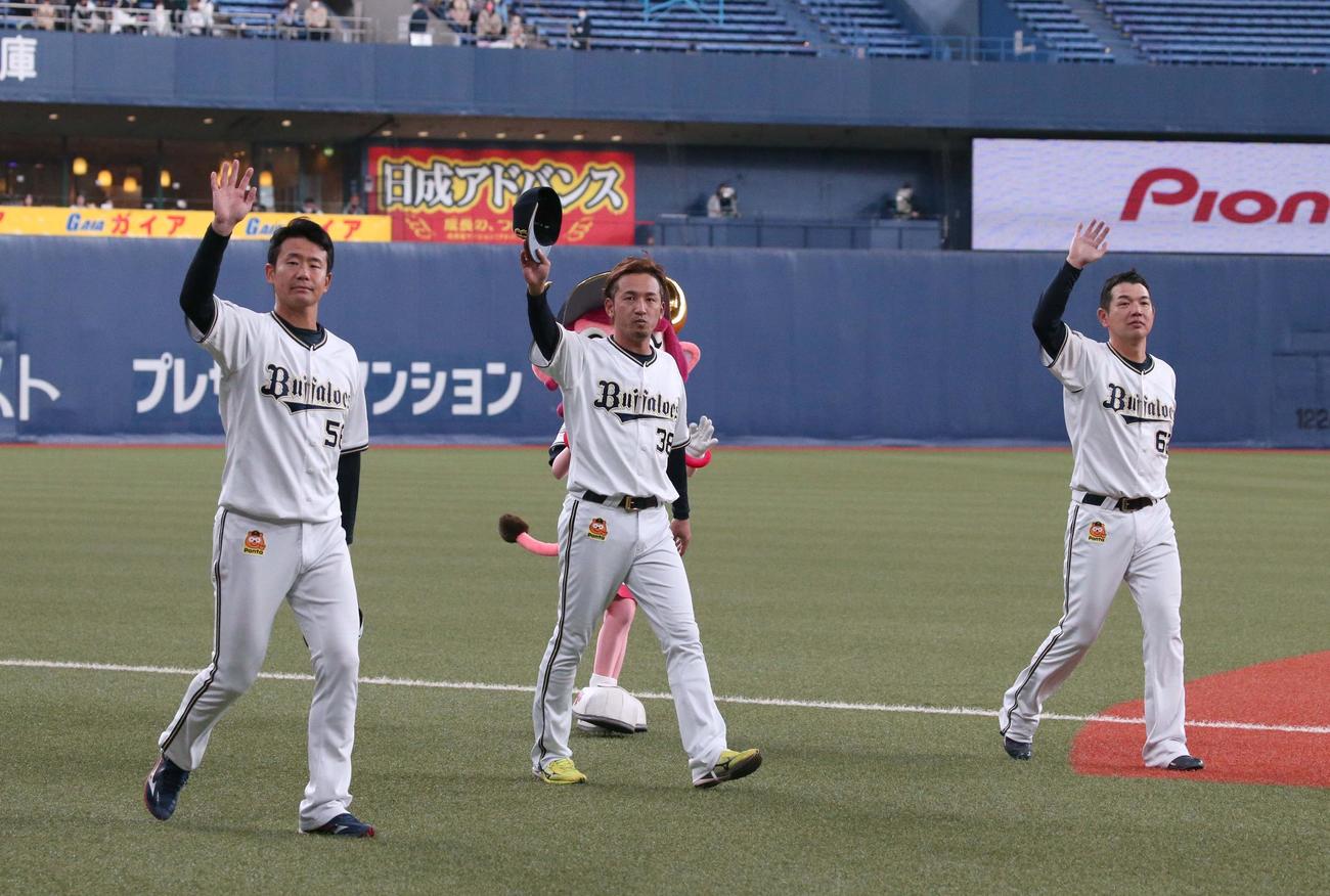 現役引退する左から松井佑、小島、山崎勝己（2020年11月6日）