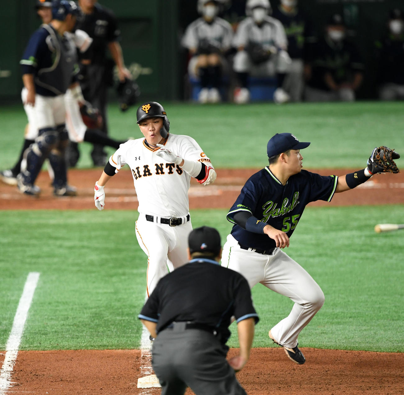 巨人対ヤクルト　8回裏巨人1死一、三塁、遊ゴロを放ち懸命に一塁へ走りこむ坂本（撮影・横山健太）