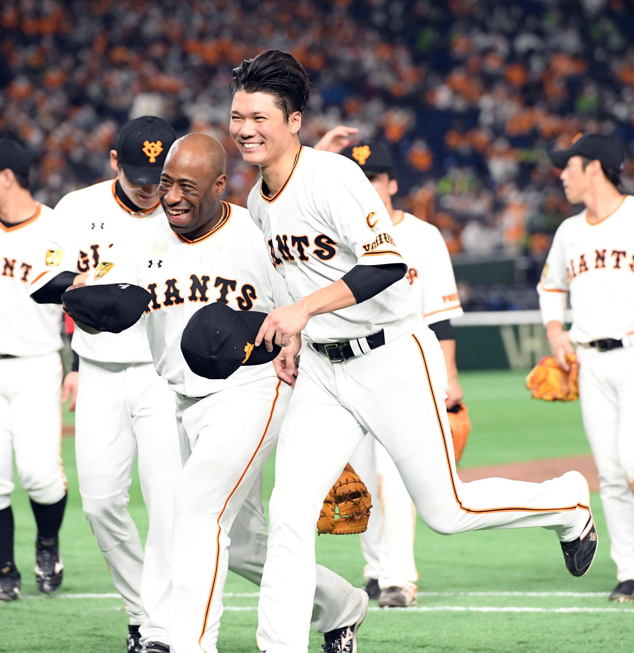 巨人対ヤクルト　2000本まであと1本。笑顔で引き揚げる巨人坂本（撮影・たえ見朱実）