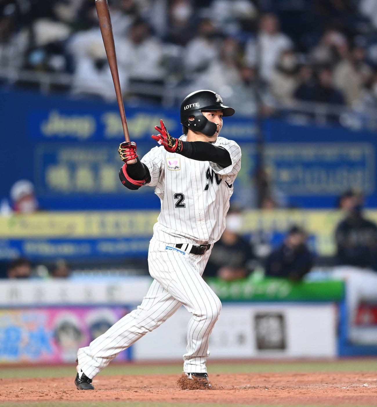 ロッテ対オリックス　4回裏ロッテ2死一、二塁、右越え3点本塁打を放つ藤原（撮影・鈴木みどり）