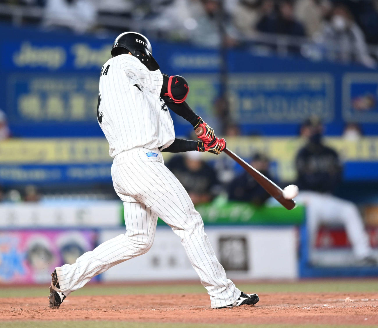 ロッテ対オリックス　4回裏ロッテ2死一、二塁、右越え3点本塁打を放つ藤原（撮影・鈴木みどり）