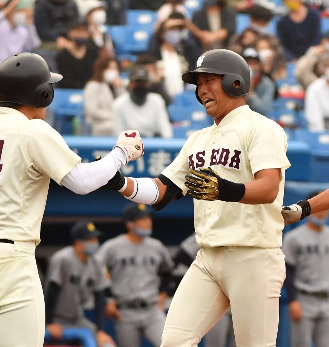 早大対慶大　9回表早大2死一塁、蛭間は中越えに逆転2ランを放ち号泣で生還する（撮影・柴田隆二）