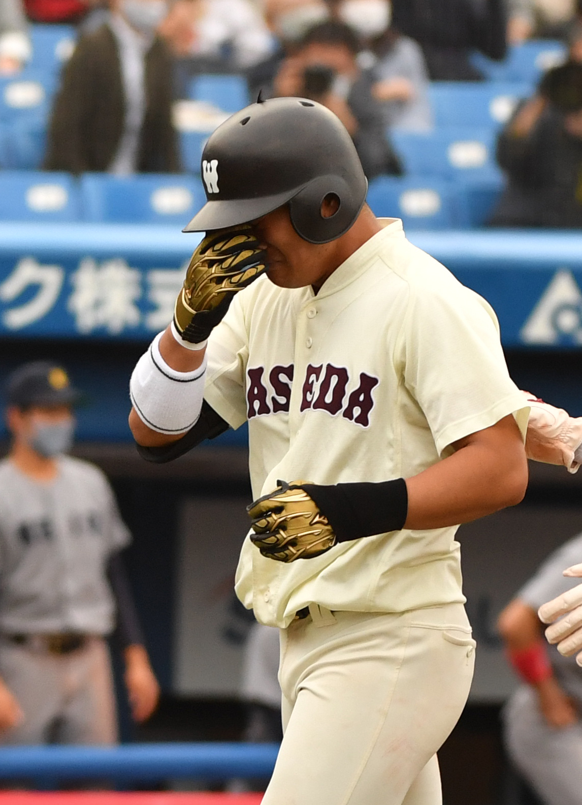 早大対慶大　9回表早大2死一塁、蛭間は中越えに逆転2ランを放ち号泣で生還する（撮影・柴田隆二）
