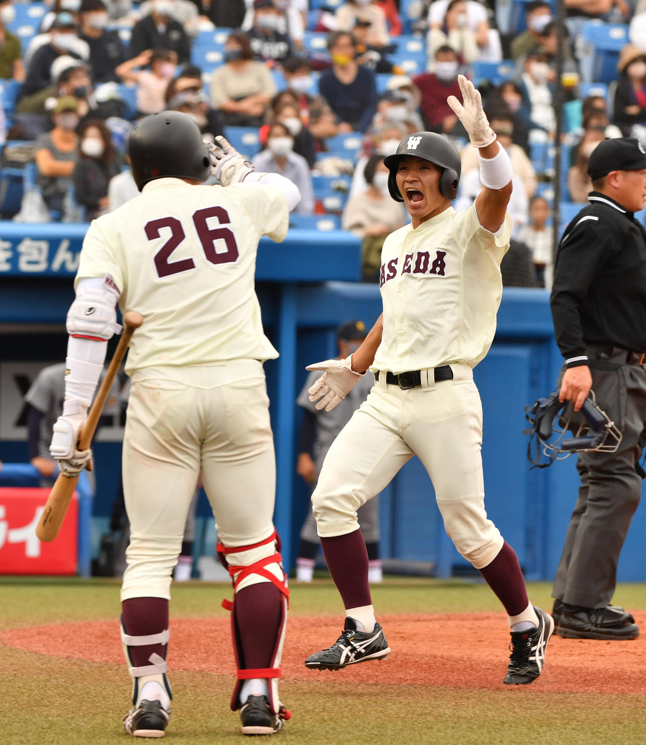 早大対慶大　3回表早大2死二塁、滝沢の中前適時打で二塁走者金子が生還する（撮影・柴田隆二）