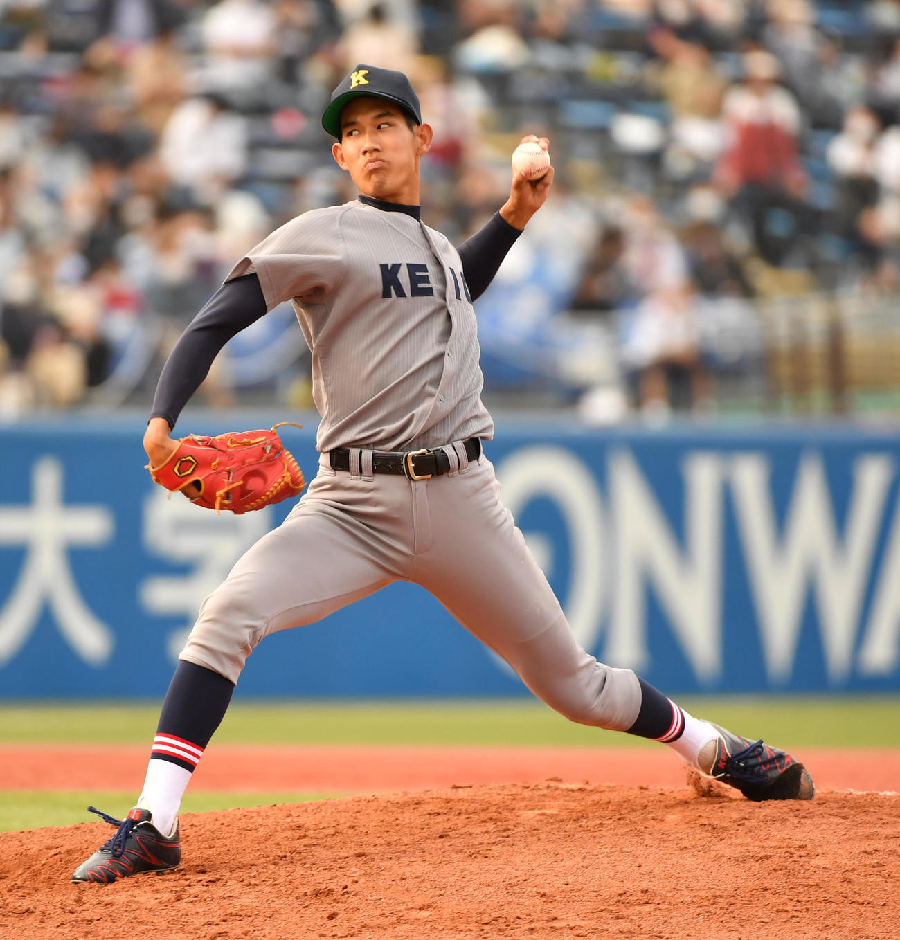 早大対慶大　4回途中から登板した慶大・長谷部（撮影・柴田隆二）