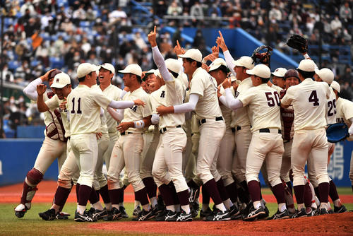 早大対慶大　優勝し喜ぶ早大ナイン（撮影・柴田隆二）