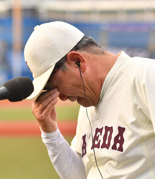 早大対慶大　優勝しインタビューで涙を流す早大・小宮山監督（撮影・柴田隆二）