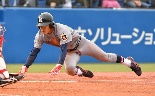 早大対慶大　3回裏慶大1死二塁、広瀬の左前安打と相手エラーで二塁走者渡部遼が生還する（撮影・柴田隆二）