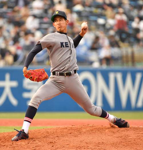 早大対慶大　4回途中から登板した慶大・長谷部（撮影・柴田隆二）