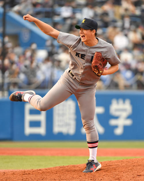 早大対慶大　8回途中から登板した慶大・木沢（撮影・柴田隆二）