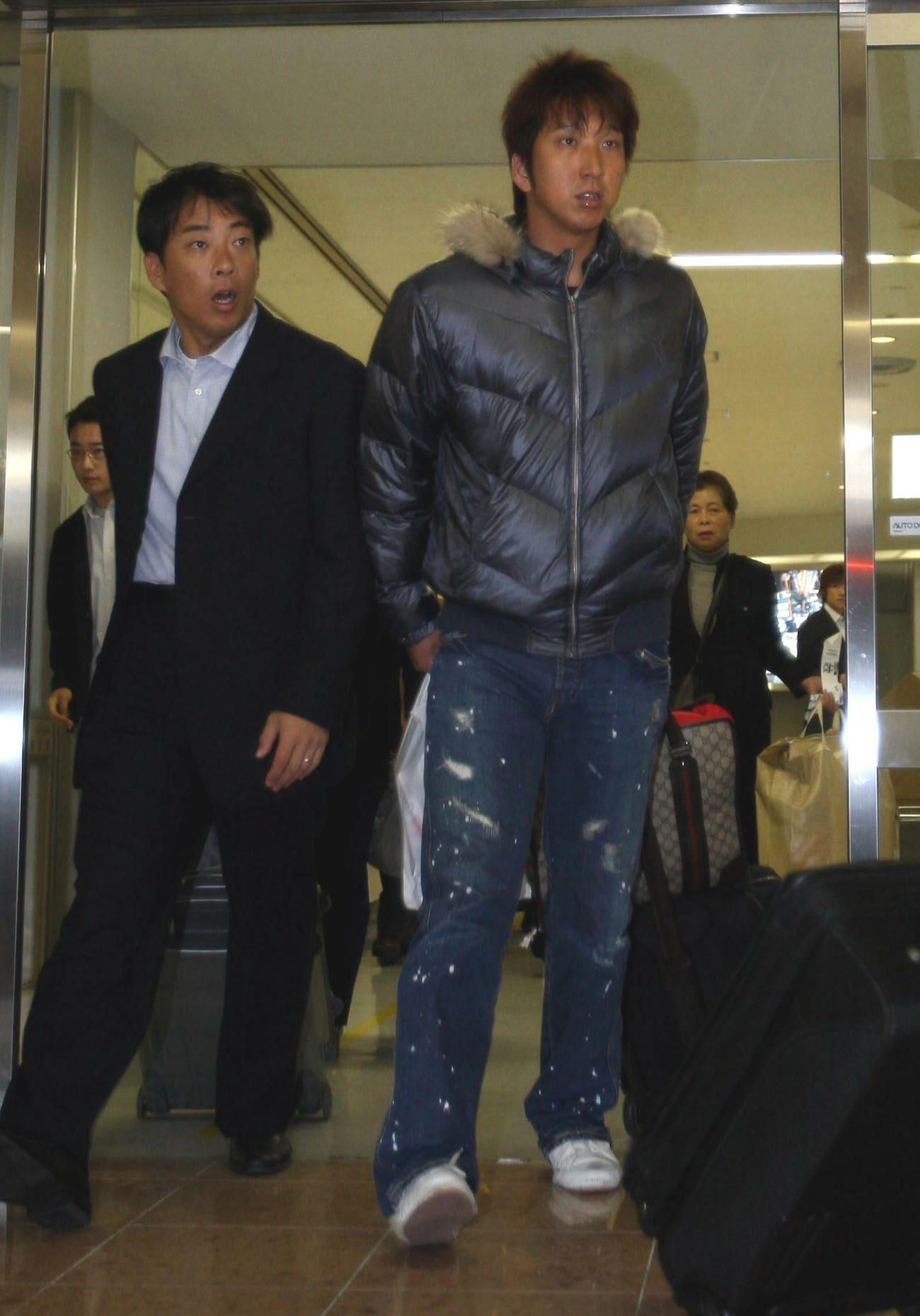 07年11月、北京五輪日本代表強化合宿のため宮崎入りした藤川（右）と檜作英太トレーナー