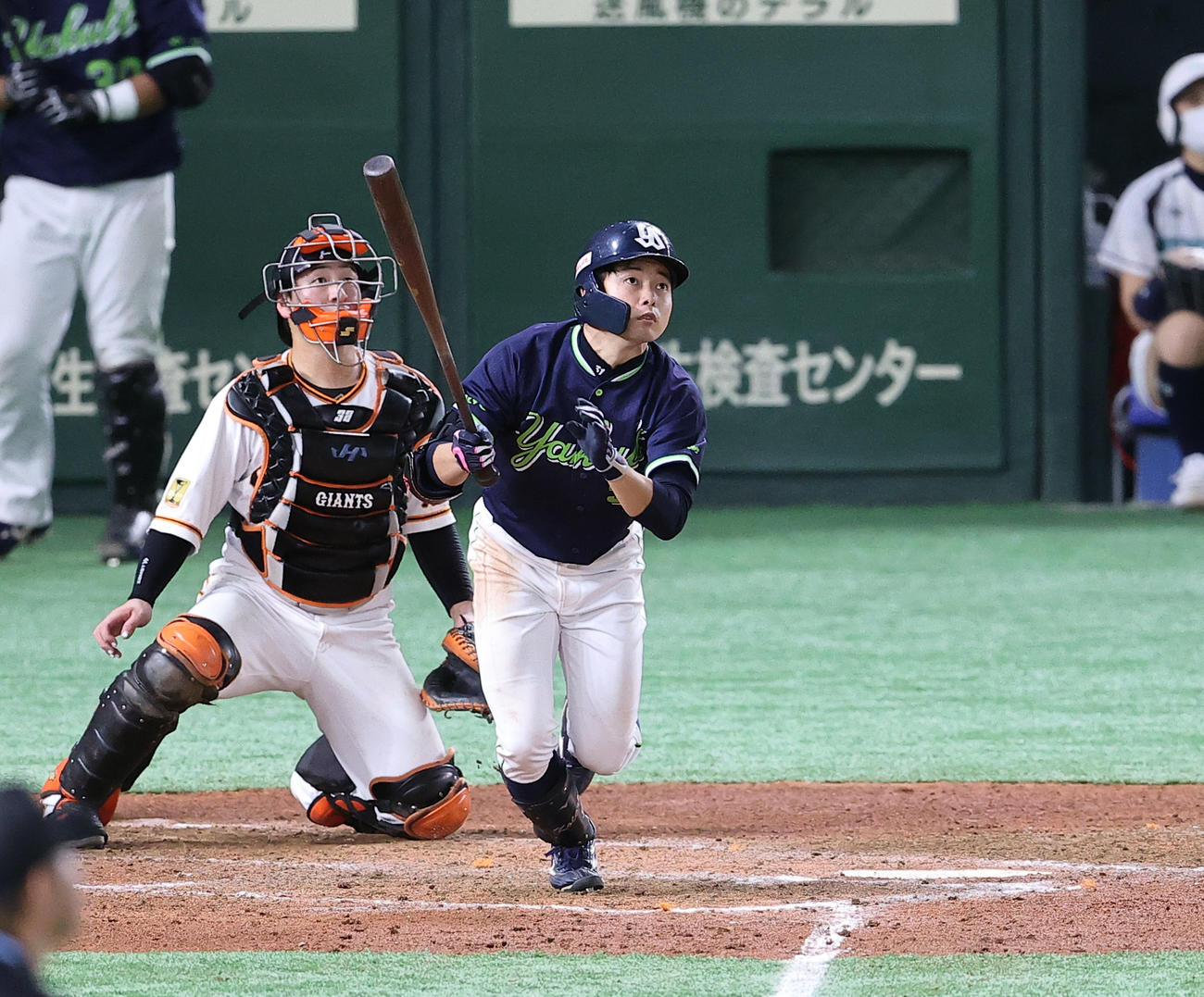 巨人対ヤクルト　8回表ヤクルト無死満塁、山崎は満塁本塁打を放つ（撮影・浅見桂子）