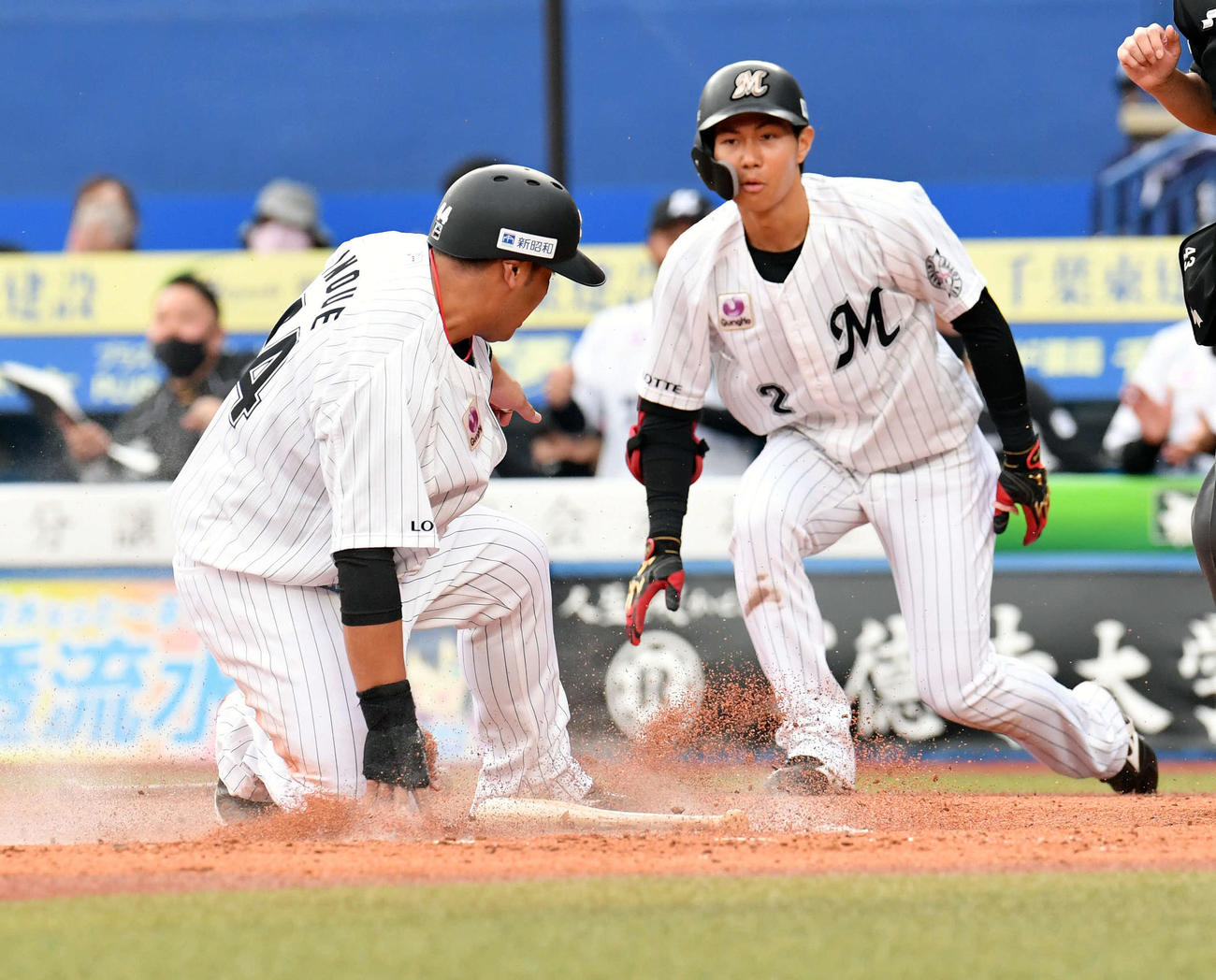 ロッテ対西武　6回裏ロッテ2死一、二塁、平井の本塁への悪送球から生還する一走井上（左）（撮影・滝沢徹郎）