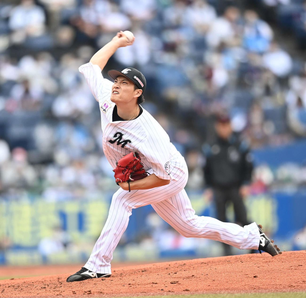 ロッテ対西武　4回表から3番手で登板したロッテ岩下（撮影・鈴木みどり）