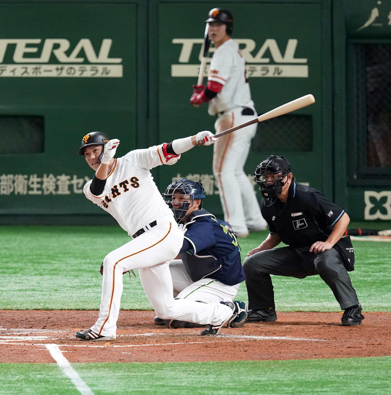 巨人対ヤクルト　3回裏巨人1死一塁、通算1999安打となる左前打を放つ坂本（2020年11月7日撮影）