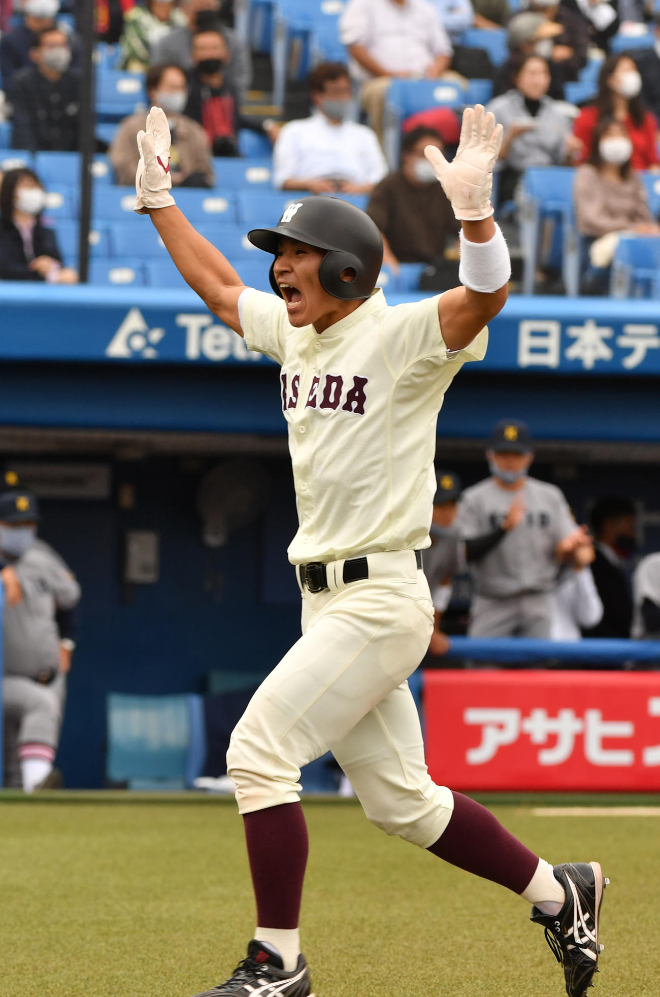 早大対慶大　3回表早大2死二塁、滝沢の中前適時打で二塁走者金子が生還する（撮影・柴田隆二）