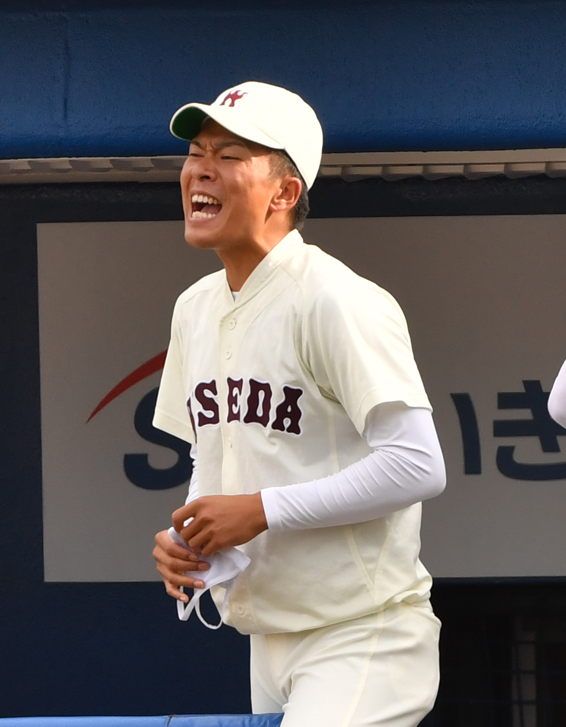 早大対慶大　ベンチで声援を送る早大・早川（撮影・柴田隆二）