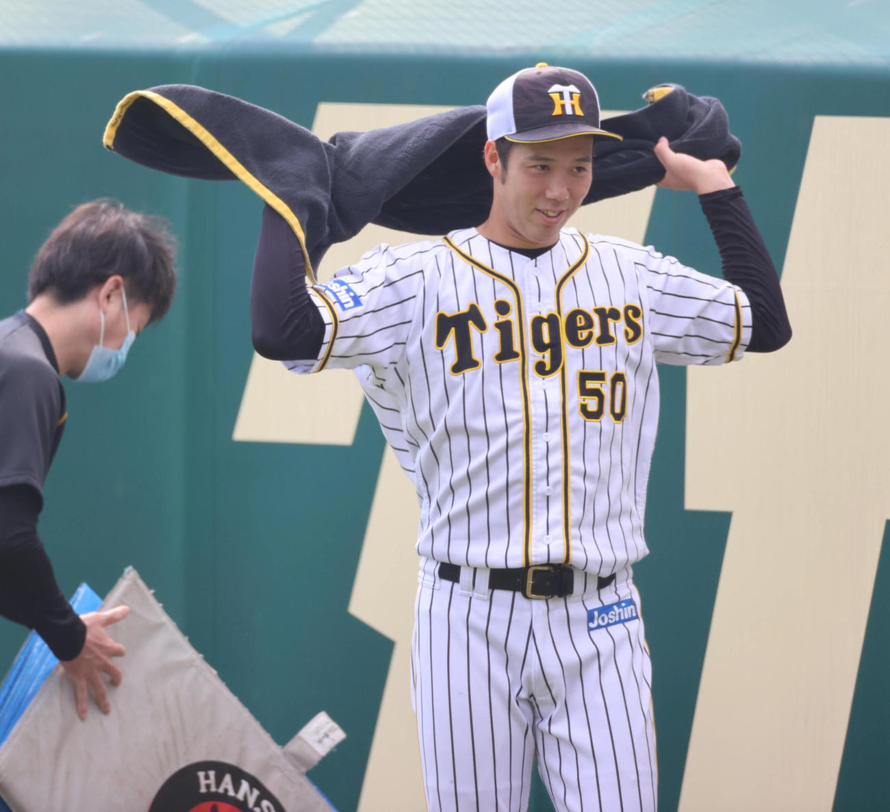 練習を終えタオルで汗をぬぐう青柳晃洋（撮影・清水貴仁）