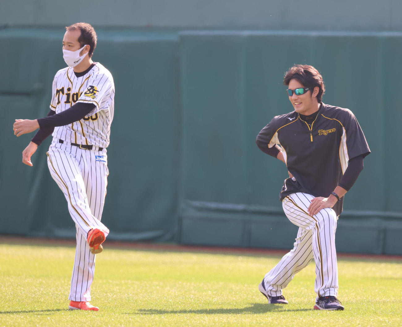 甲子園で練習を行う青柳晃洋（左）と藤浪晋太郎（撮影・清水貴仁）