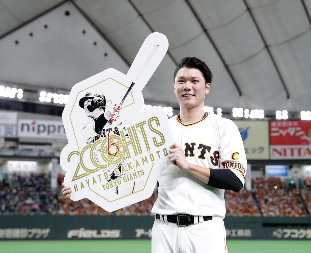 2000本安打を達成しボードを手に笑顔を見せる巨人坂本（代表撮影）