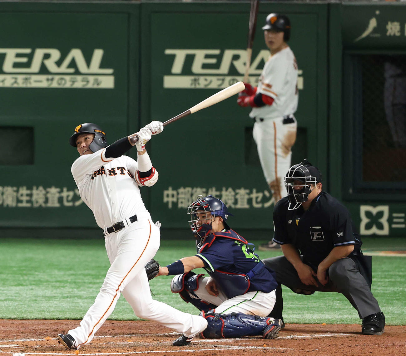 巨人対ヤクルト　3回裏巨人無死一塁、中越え2点本塁打を放つ坂本。後方は岡本（撮影・河野匠）