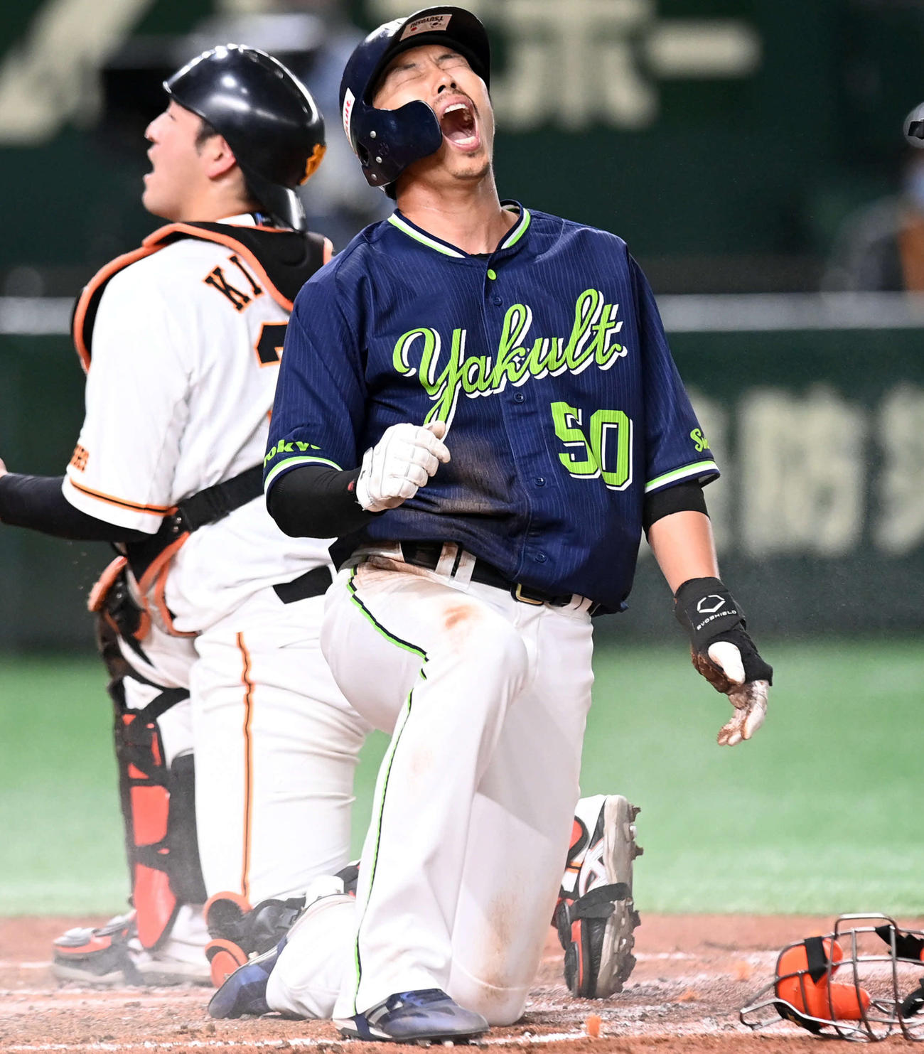 巨人対ヤクルト　5回表ヤクルト2死二塁、中村悠平の左前打で本塁狙う上田剛史だが、陽岱鋼の好返球でアウト（撮影・たえ見朱実）