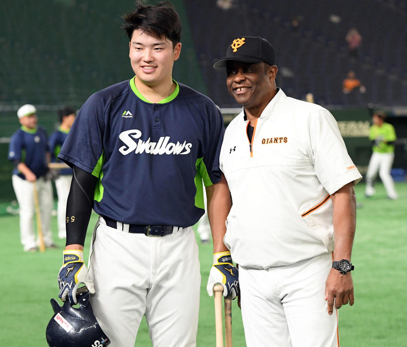 試合前、記念撮影に納まるヤクルト村上宗隆（左）と巨人ウォーレン・クロマティ氏（撮影・たえ見朱実）