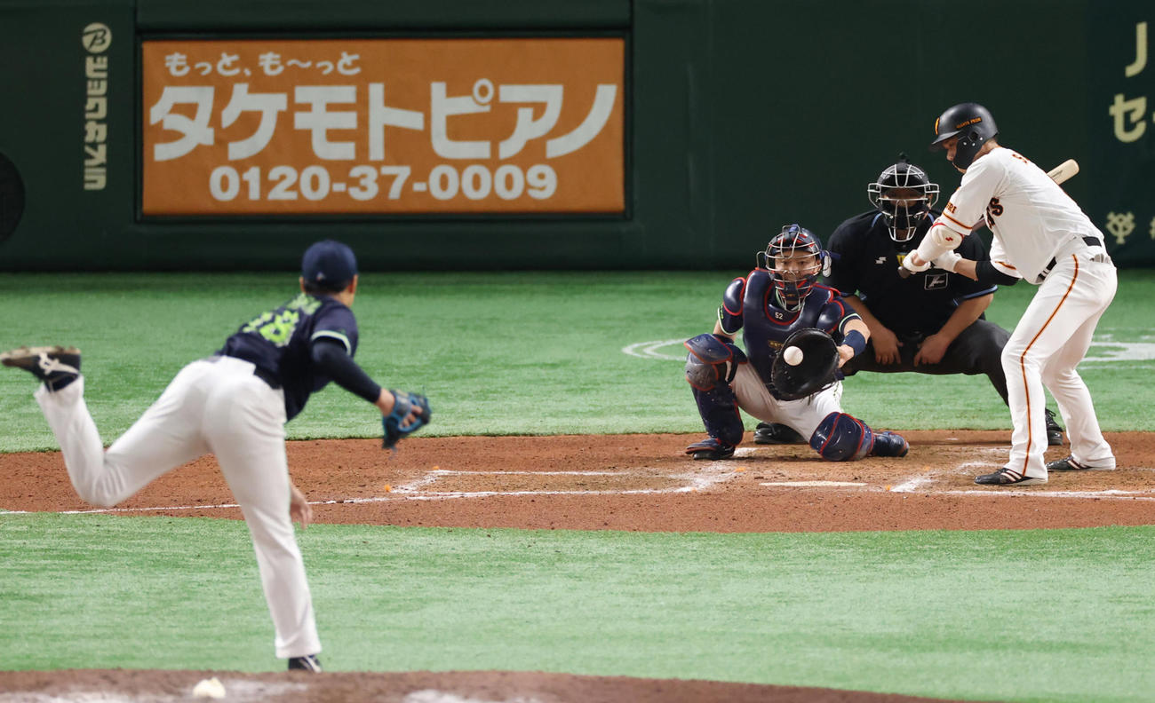 巨人対ヤクルト　6回裏巨人1死二塁、四球を選ぶ坂本。投手寺島（撮影・垰建太）