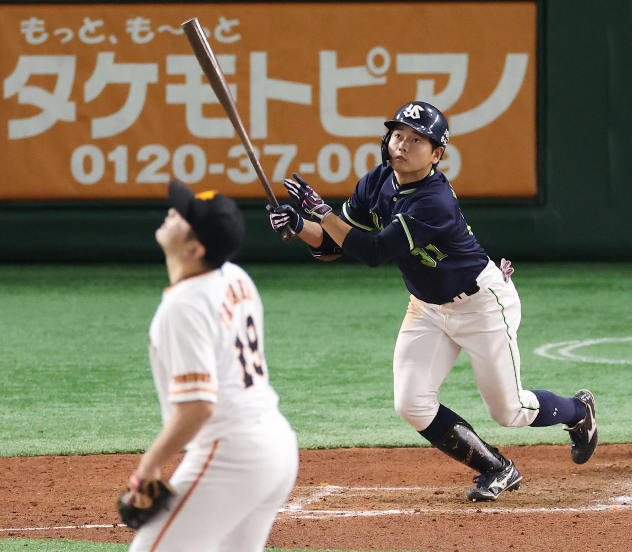 巨人対ヤクルト　8回表ヤクルト無死満塁、右越え満塁本塁打を放つ山崎。投手田中豊（撮影・垰建太）
