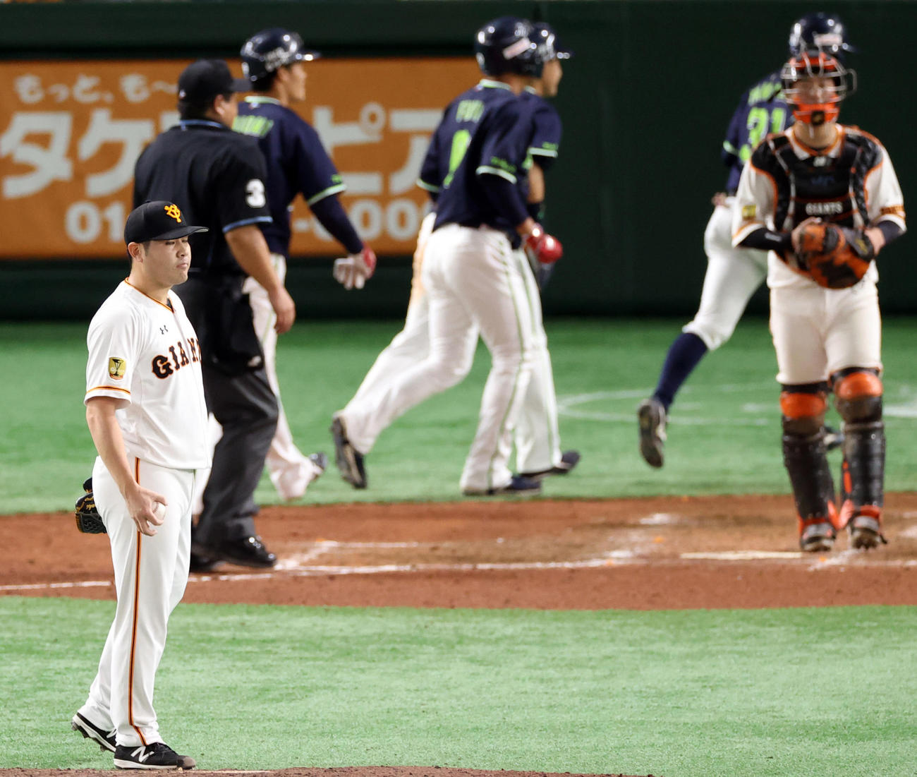 巨人対ヤクルト　8回表ヤクルト無死満塁、山崎に満塁本塁打を浴びぼうぜんとする田中豊（撮影・垰建太）