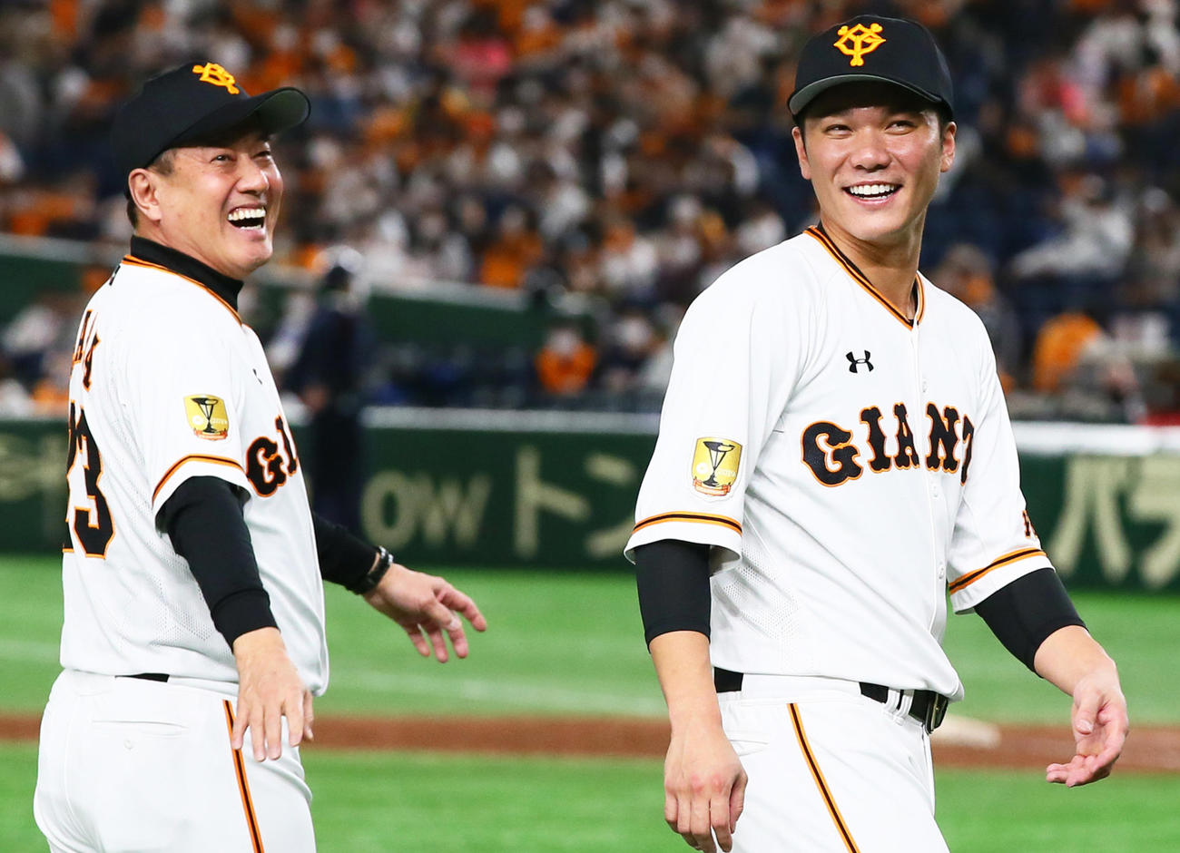 巨人対ヤクルト　場内1周で笑顔を見せる巨人の原監督（左）と坂本（撮影・足立雅史）