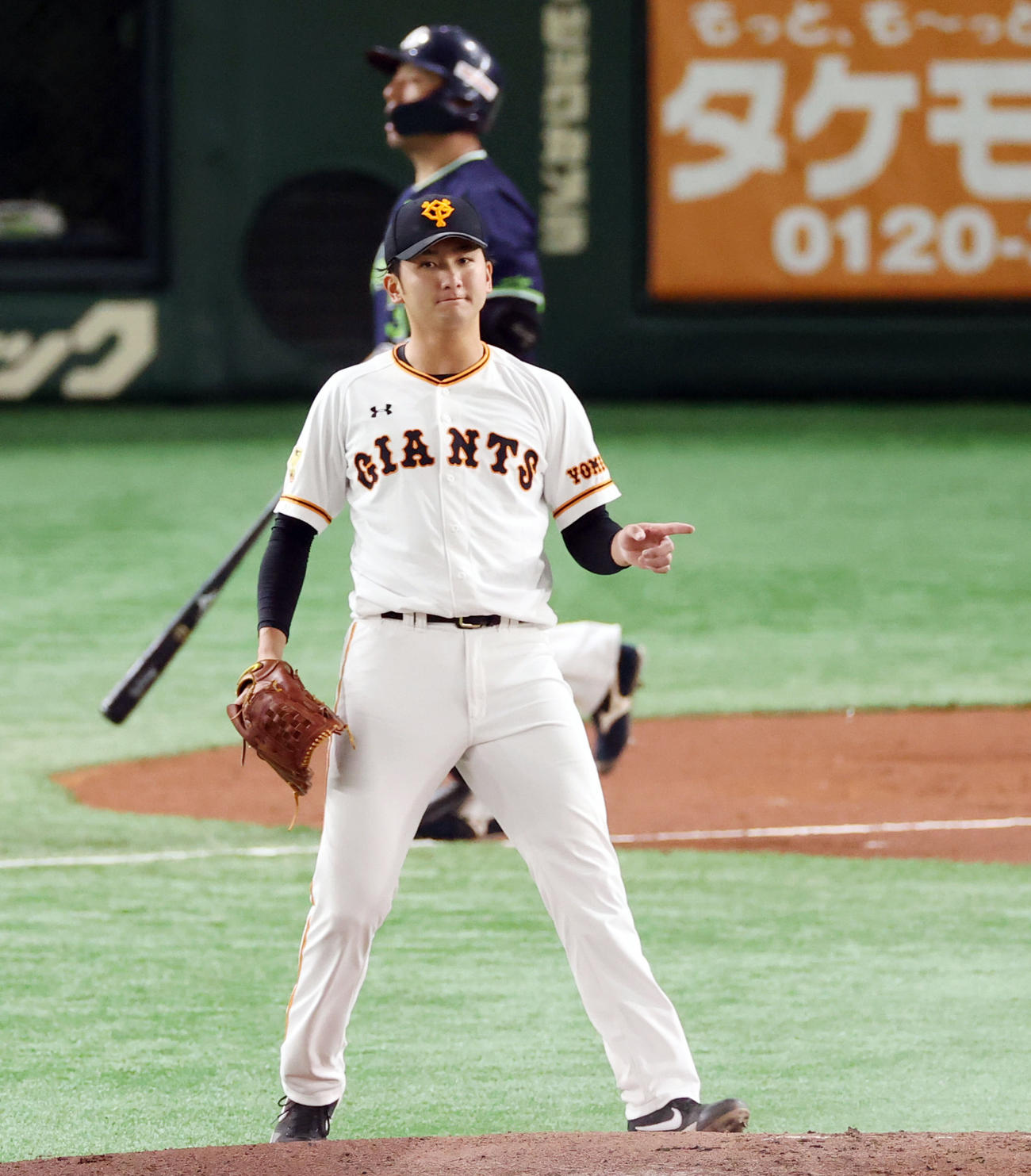 巨人対ヤクルト　1回表ヤクルト2死、西田（後方）を三直に仕留める巨人先発の横川（撮影・垰建太）