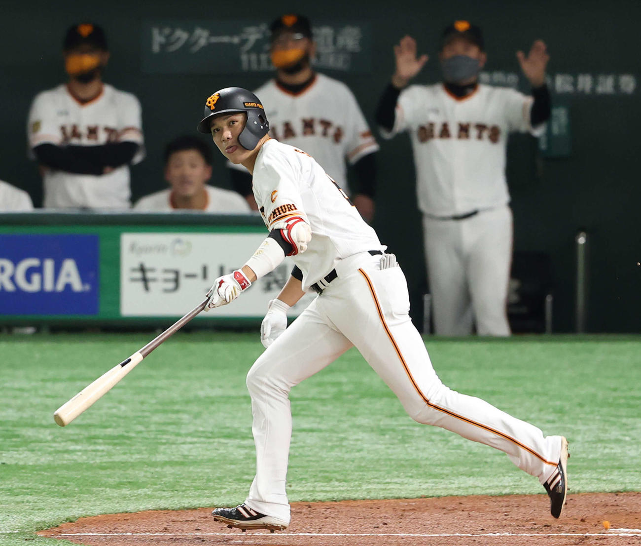 巨人対ヤクルト　1回裏巨人2死、プロ通算2000安打となる左越え二塁打を放ち駆け出す坂本。後方右は原監督（撮影・河野匠）