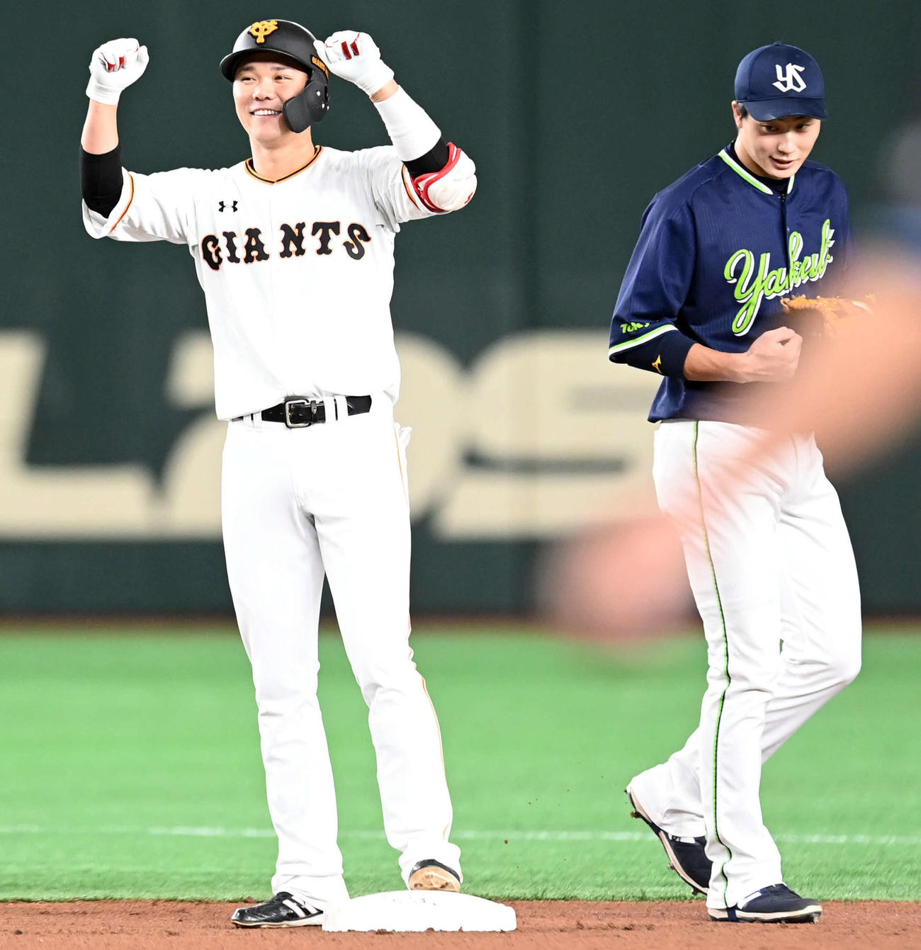 巨人対ヤクルト　1回裏、2000本安打を達成し、塁上でガッツポーズを決める巨人坂本（撮影・たえ見朱実）
