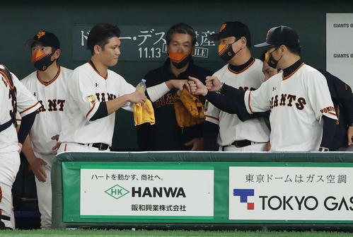 巨人対ヤクルト 試合前、コーチ陣とグータッチを交わす巨人坂本(左から2人目)(撮影・河野匠)