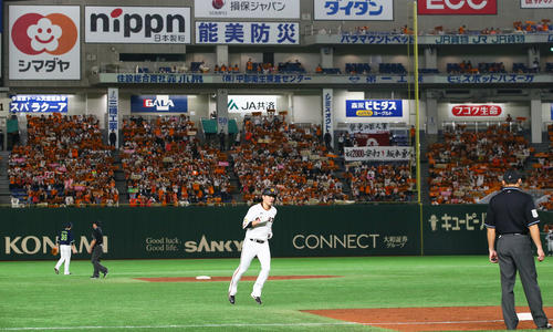 巨人対ヤクルト 3回裏巨人無死一塁、坂本は中越え2点本塁打を放ちファンを背にダイヤモンドを1周する(撮影・足立雅史)