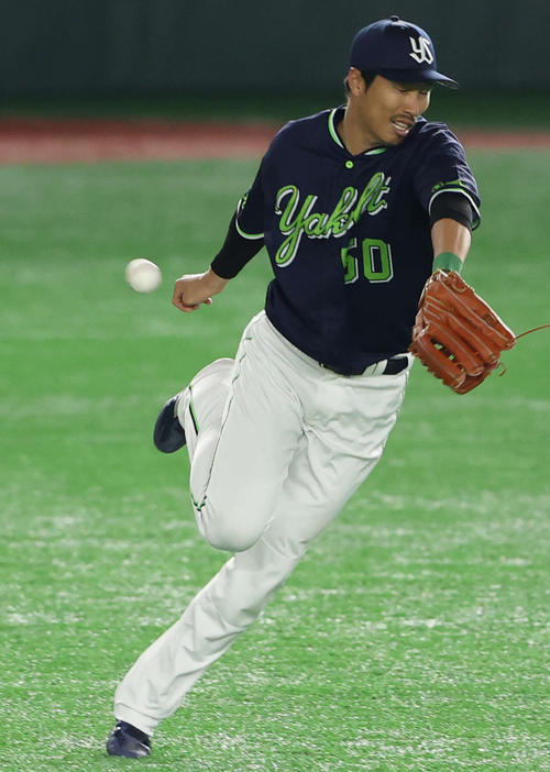 巨人対ヤクルト 4回裏巨人1死、吉川尚の打球を捕球できず二塁打を許す右翼手の上田(撮影・河野匠)