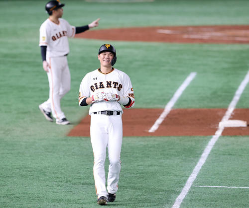 巨人対ヤクルト 4回裏巨人2死二塁、坂本は遊内野安打を放ち、笑顔を見せる(撮影・浅見桂子)