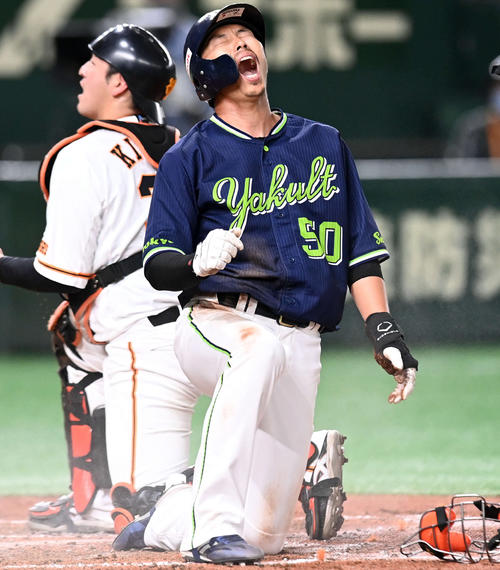 巨人対ヤクルト 5回表ヤクルト2死二塁、中村悠平の左前打で本塁狙う上田剛史だが、陽岱鋼の好返球でアウト(撮影・たえ見朱実)