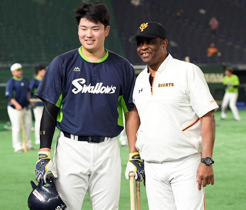試合前、記念撮影に納まるヤクルト村上宗隆(左)と巨人ウォーレン・クロマティ氏(撮影・たえ見朱実)