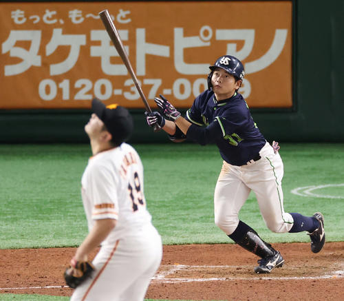 巨人対ヤクルト 8回表ヤクルト無死満塁、右越え満塁本塁打を放つ山崎。投手田中豊(撮影・垰建太)