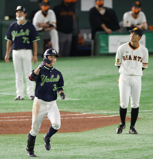 巨人対ヤクルト 8回表ヤクルト無死満塁、満塁本塁打を放ちガッツポーズする山崎(左)(撮影・垰建太)