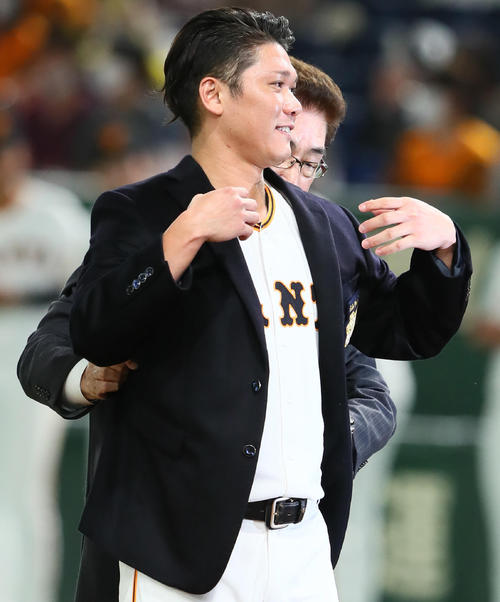 巨人対ヤクルト 通算2000安打を達成した巨人坂本は山本浩二氏から名球会ブレザーを着させてもらう(撮影・足立雅史)