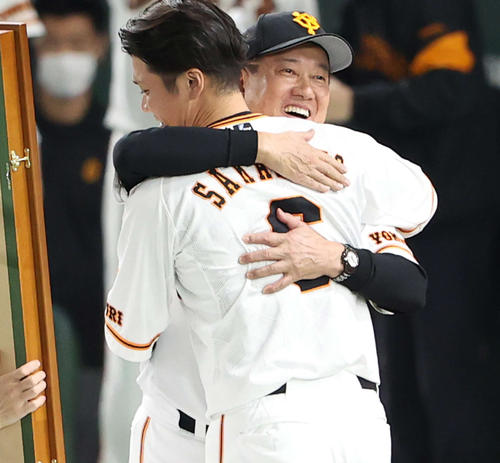 2000安打達成記念セレモニーで巨人坂本(手前)を抱きしめる原監督(撮影・河野匠)