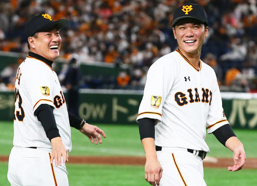 巨人対ヤクルト 場内1周で笑顔を見せる巨人の原監督(左)と坂本(撮影・足立雅史)
