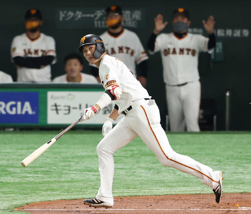 巨人対ヤクルト 1回裏巨人2死、プロ通算2000安打となる左越え二塁打を放ち駆け出す坂本。後方右は原監督(撮影・河野匠)