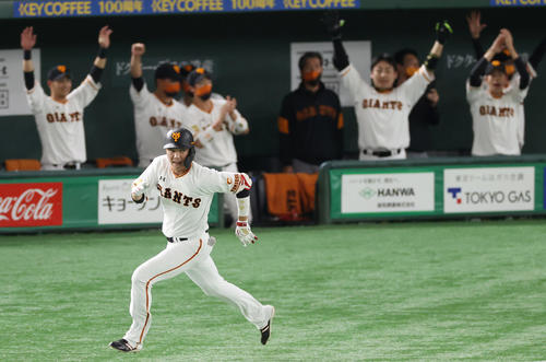 巨人対ヤクルト 1回裏巨人2死、通算2000安打となる二塁打を放ち盛り上がるベンチを背に走る坂本(撮影・垰建太)