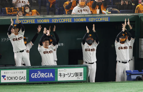 巨人対ヤクルト 1回裏巨人2死、通算2000安打となる二塁打を放った坂本に拍手を送る原監督(右から2人目)(撮影・垰建太)