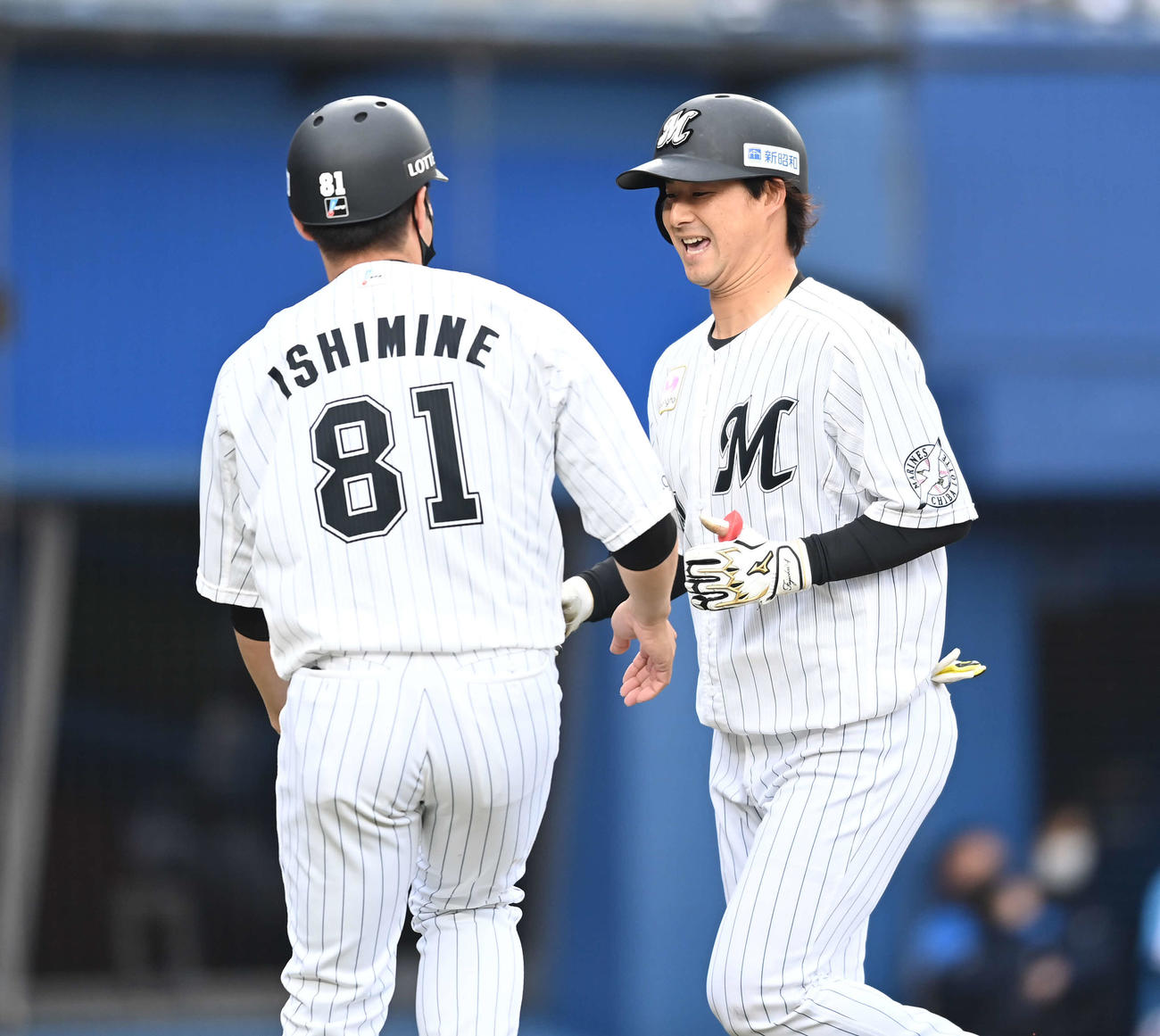 ロッテ対西武　4回裏ロッテ2死、右越えソロ本塁打を放った藤岡（右）は笑顔で生還（撮影・鈴木みどり）