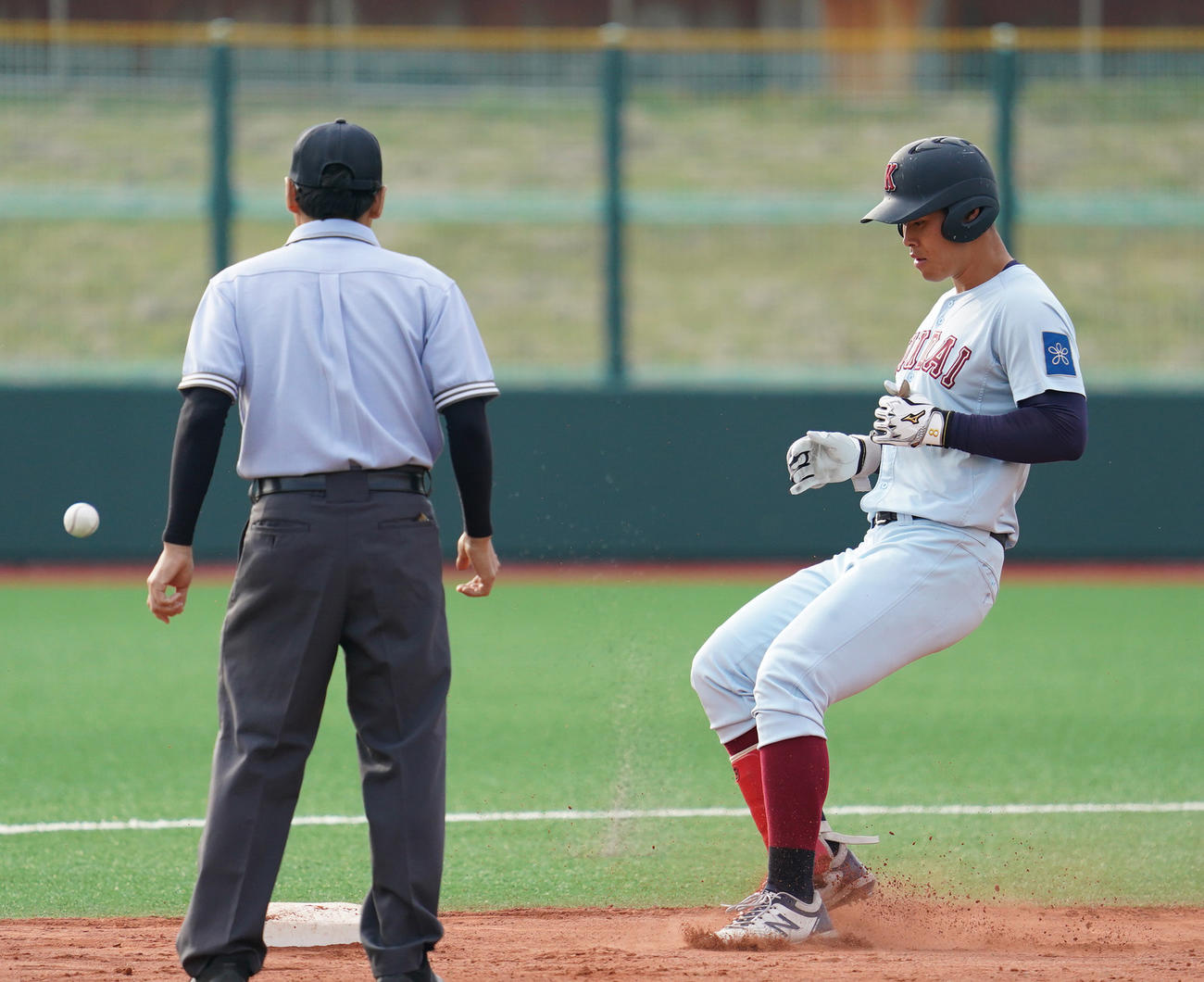 関西地区大学野球選手権　決勝　関西国際大対近大　6回裏近大無死、右翼線へ二塁打を放つ佐藤輝明（撮影・清水貴仁）